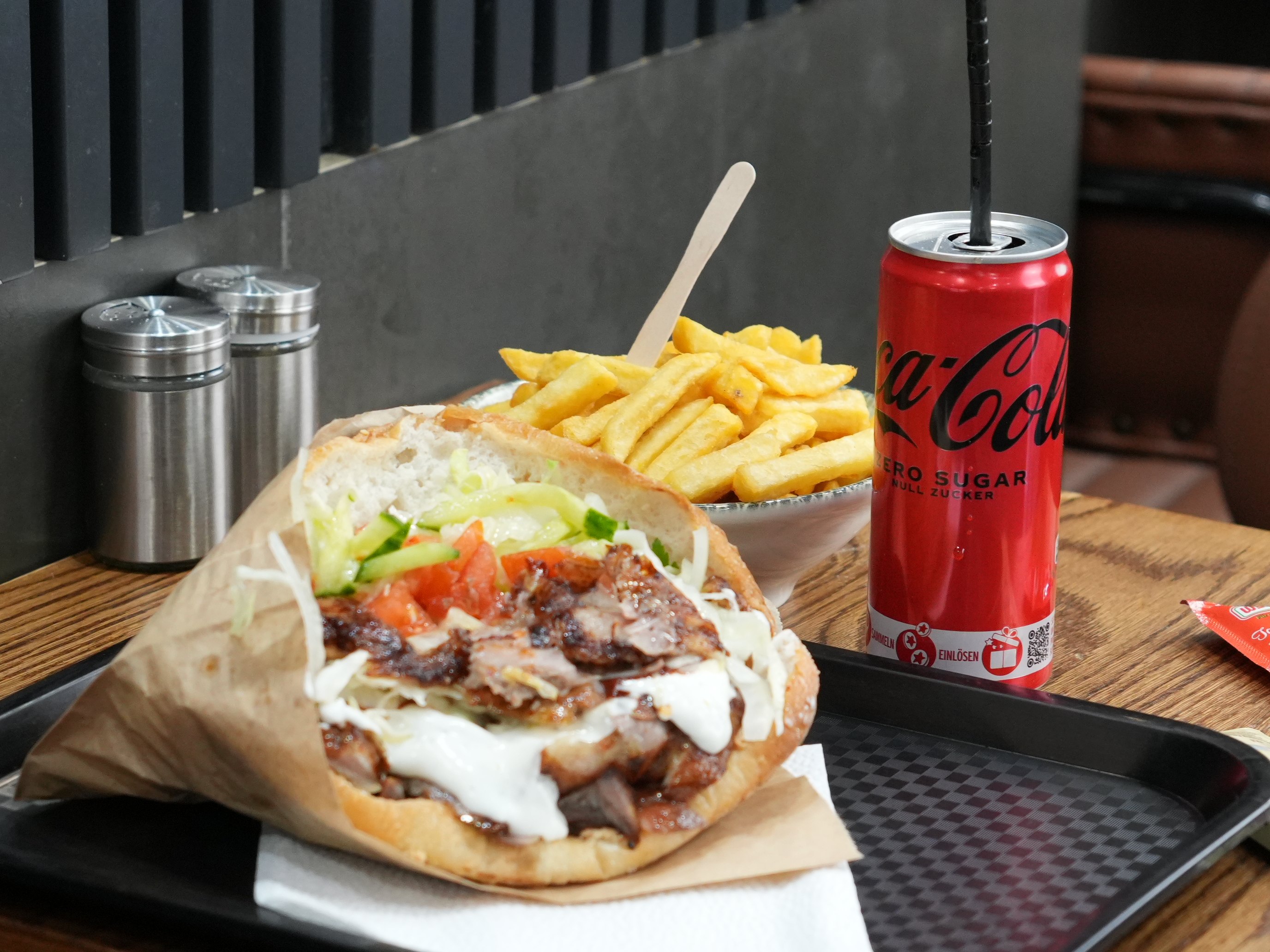 Steak Döner mit frischem Salat, Pommes und Getränk