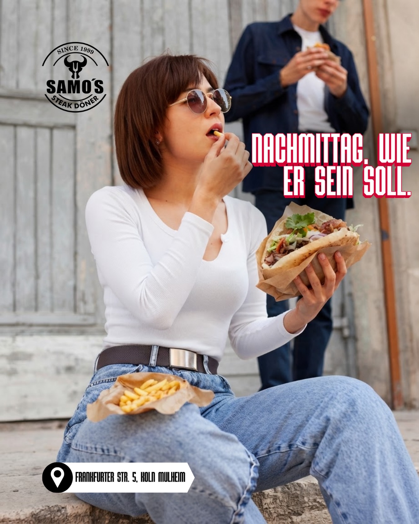 Gäste genießen Samos Steak-Döner und Pommes