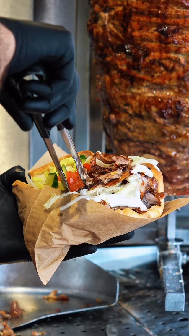 Steak-Döner wird frisch vor dem Drehspieß belegt