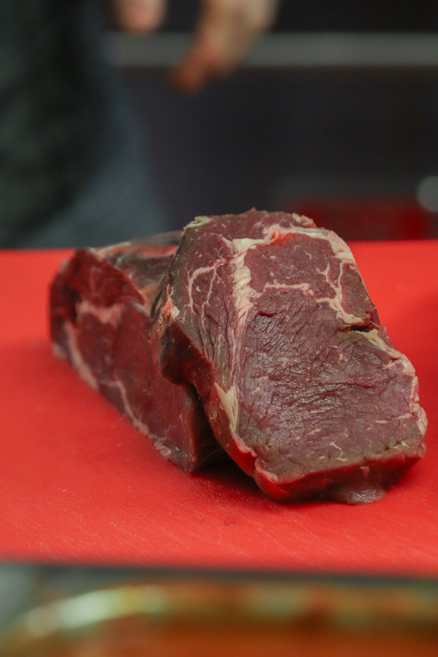 Rohes Rindfleisch mit natürlicher Marmorierung als Symbolbild für die Balance von Fleisch und Fett